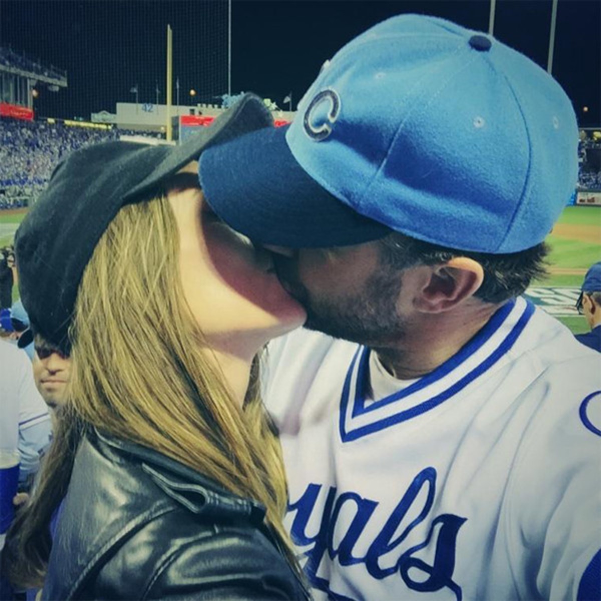 Olivia Wilde Jason Sudeikis Celebrate Royals Win With A Big Kiss E Online